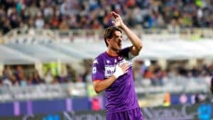 Vlahovic hilser til fansen etter en kamp for Fiorentina.