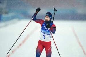 Marte Olsbu Røiseland feirer sitt tredje OL-gull.